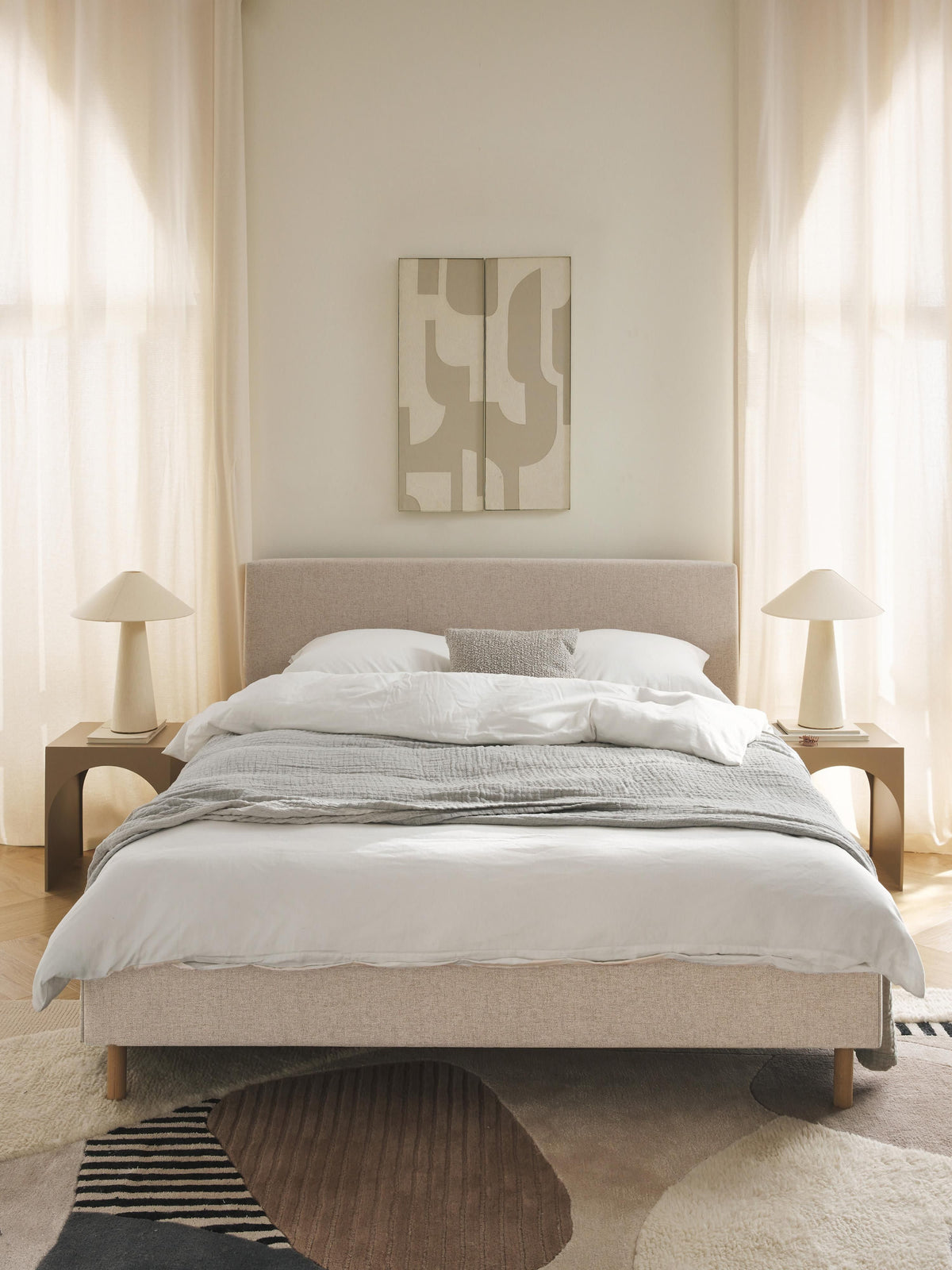 Giulandre Upholstered Bed with Wooden Feet