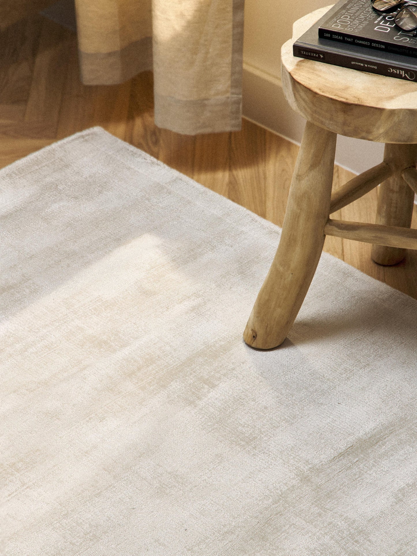 Jarienne Hand-Woven Rug in Viscose