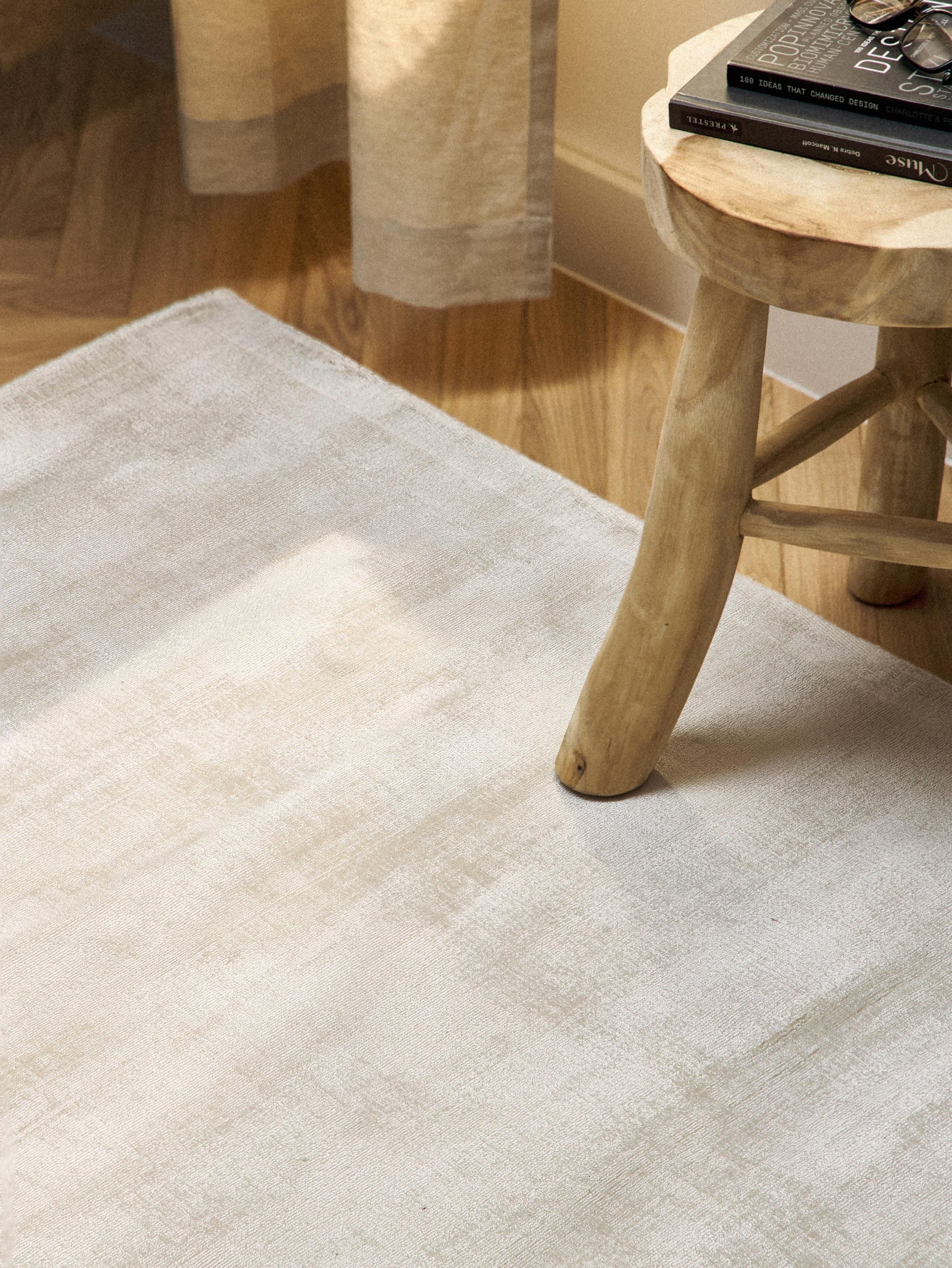 Jarienne Hand-Woven Rug in Viscose